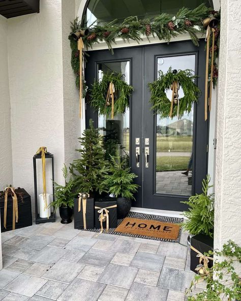 Evergreen Wreaths, Front Door Christmas Decorations, Christmas Front Porch, Christmas Front Doors, Porch Christmas, Christmas Porch Decor, Diy Pots, Casa Exterior, Front Porch Christmas Decor