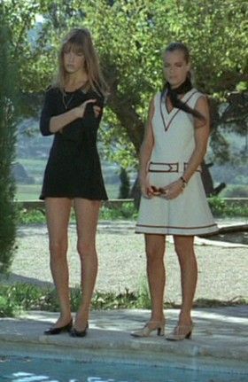 Jane Birkin and Romy Schneider in "La Piscine" Style Jane Birkin, Jane Birken, Information Desk, Jane Birkin Style, Jean Shrimpton, 60s 70s Fashion, Serge Gainsbourg, Charlotte Gainsbourg, Sharon Tate