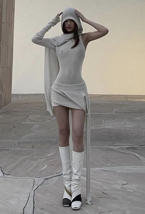 Futuristic White Fashion, Dune Core Fashion, Dune Inspired Fashion, Dune Outfit Inspiration, Dystopian Dress, Dune Outfit, Futuristic Fashion Women, Dune Fashion, Retro Futuristic Fashion