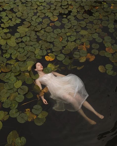 Self Portrait Artists, Lake Photoshoot, Water Nymphs, Dreamy Photography, Photographie Portrait Inspiration, Poses References, Floating In Water, Naha, Pose Reference Photo