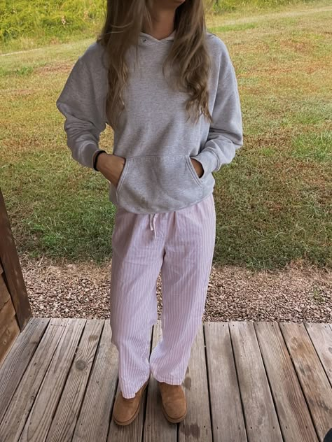 Road Trip Outfit Aesthetic, Comfy Movie Outfits, Carhartt Coat Outfit, Trip Couple Aesthetic, Brandy Sweatpants Outfit, Comfy Teen Outfits, Fall Couple Ideas, Brown Sweatpants Outfits, Brandy Melville Outfits Aesthetic