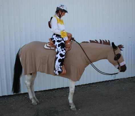 Jessie and Bullet from Toy Story 2! - Mathea Turk Costume Class Horse Show, Horse Costume Ideas, Horse Halloween Ideas, Horse Fancy Dress, Pony Costumes, Horse Halloween Costumes, Horse Halloween, Halloween Horse, Horse Costume