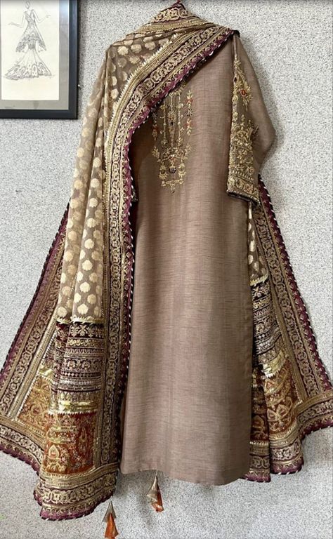 Velvet Dress Designs, Pakistani Fashion Casual, Pakistani Fancy Dresses, Pakistani Fashion Party Wear, Beautiful Pakistani Dresses, Salwar Kamiz, Simple Pakistani Dresses, Boutique Dress Designs, Designer Dresses Casual