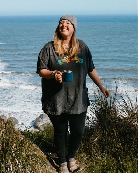 Oversized t shirt Camping Plus Size Outfit, Curvy Camping Outfits, Midsize Camping Outfit, Plus Size Summer Hiking Outfit, Earthcore Outfits Winter, Plus Size Outdoorsy Outfits, Mid Size Hiking Outfit, Outdoorsy Style Plus Size, Plus Size Outdoor Outfits