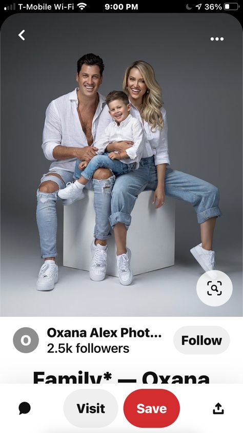 White Tshirt And Jeans, Mommy Son Pictures, Creative Photography Poses, White Tee Jeans, Studio Family Portraits, Big Family Photos, Family Studio Photography, Jeans And T Shirt Outfit