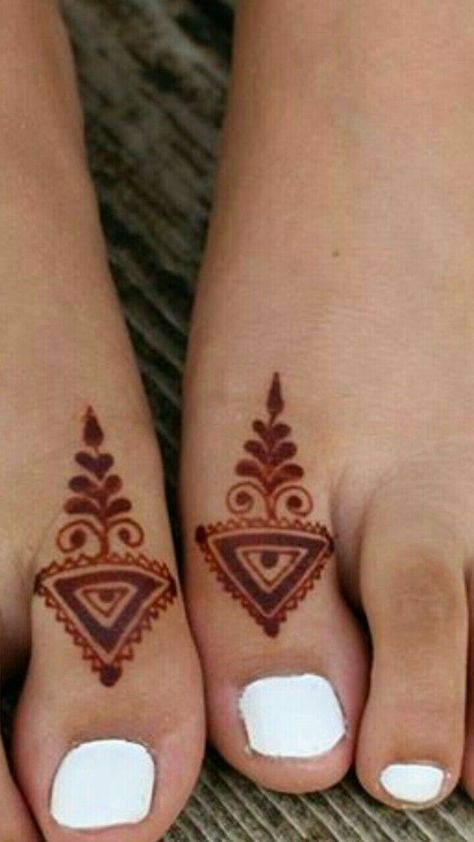 Looking for a way to add a little spice to your henna tattoo project? Try stenciling! These tattoo stencils make it easy to create a design that is exactly what you've been wanting. Toe Mehendi Designs, Foot Mendhi Designs Simple, Foot Mehendi Design Simple, Henna Feet Designs, Mehendi Tattoo, Henna Tattoo Stencils, Henne Tattoo, Leg Henna, Foot Henna