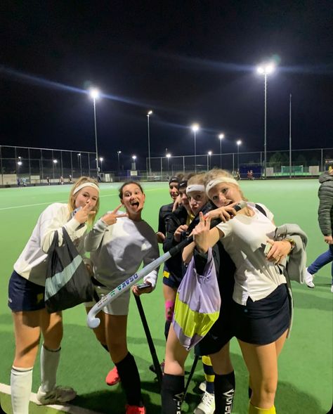 Field Hockey Aesthetic, How To Play Netball, Hockey Workouts, Hockey Photos, Field Hockey Girls, Hockey Pictures, Hockey Life, Hockey Girls, Sports Aesthetic