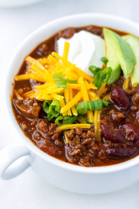 One Pot Beef and Beer Chili! This delicious and easy beef and beer chili is made in one pot. The beer, cumin, and chili powder provide great flavor. Pair with some cornbread, and some toppings, and enjoy some comfort food! #beefchili #beefbeerchili | cookingformysoul.com Deer Meat Chili, Elk Chili Recipe, Deer Chili Recipe, Bacon Chili Recipe, No Meat Chili Recipe, Deer Chili, Beer Chili Recipe, Venison Chili Recipe, Chili Vegan