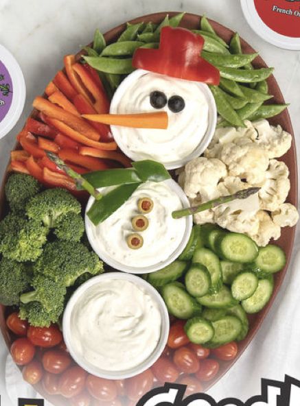 December Party Food Ideas, Christmas Shareable Food, Christmas Veggie Display, Santa Veggie Tray Ideas, Snow Man Veggie Tray, Snowman Vegetable Tray, Snowman Dip Tray, Holiday Appetizers Easy Christmas Snacks Parties Food, Christmas Nibbles Platter