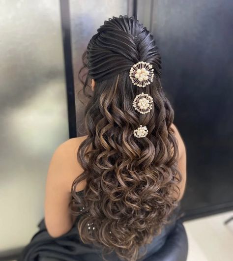 Bun Hairstyles With Saree, Roka Hairstyles, Bride Open Hairstyle, One Piece Hairstyles, Anarkali Hairstyles, Shaadi Hairstyles, Braids For Guys, Hairstyles For Saree, Wedding Bridal Makeup