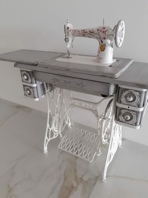 Decorating Sewing Machine, Coquette Sewing Machine, Singer Sewing Machine Ideas, Singer Sewing Machine Repurposed, Antique Sewing Machine Table, Old Sewing Machine Table, Sewing Table Repurpose, Singer Sewing Tables, Singer Sewing Machine Table