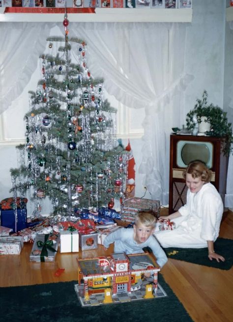 22 Christmas Photos That Are The Definition Of Old-School Cool Vintage Christmas Tree Decorations, Old Time Christmas, Vintage Christmas Photos, Vintage Children Photos, Married Christmas, Christmas Family Photos, Old Christmas, Christmas Night, Christmas Past