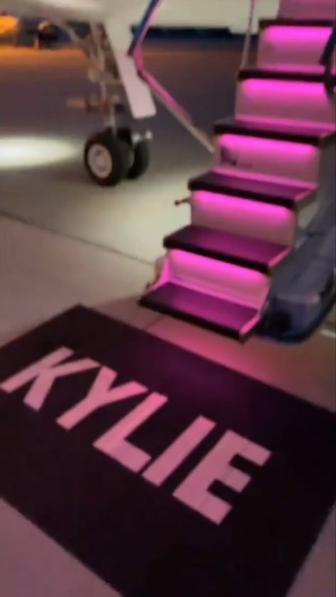 Kylie Jenner Private Jet Interior, Airline Photoshoot, Kylie Jenner Airplane, Pink Private Jet, Private Jet Photoshoot, Kylir Jenner, Kylie Air, Private Jet Interior, Kylie Baby