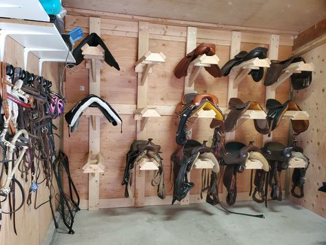 Saddle Racks Tack Room, Saddle Wall Mount, Saddle Racks Ideas, Saddle Rack Ideas Tack Rooms, Saddle Pad Rack Diy, Tack Room Saddle Rack, Saddle Organization, Saddle Holder Ideas, Homemade Saddle Rack