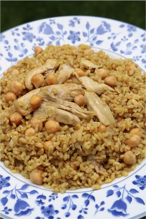 Bulgur Chickpea Pilaf with Chicken (Burghul Bidfeen) - Zaatar and Zaytoun Chicken Pilaf, Bulgur Recipes, Afghan Food Recipes, Chicken Chickpea, Bulgur Wheat, Middle East Recipes, Wheat Recipes, Armenian Recipes, Family Dishes