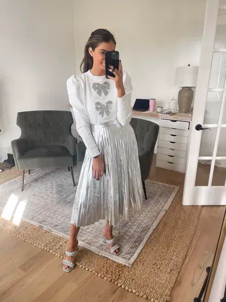 Silver Pleated Skirt Outfit, Silver Sequin Skirt Outfit, Silver Skirt Outfits, Silver Pleated Skirt, Sequin Skirt Outfit, Silver Sequin Skirt, Skirt With Bow, Silver Outfits, Pleated Skirt Outfit