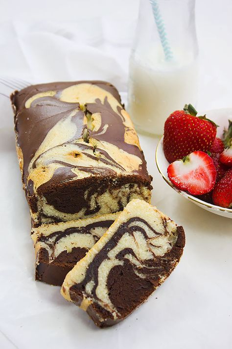 Starbucks Marble Pound Cake, Marble Cake Recipe Moist, Marble Loaf Cake, Marble Pound Cake, Evaporated Milk Recipes, Chocolate Marble Cake, Pound Cake Recipes Easy, Cake With Strawberries, Fudge Chocolate