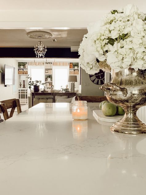 Hydrangea Centerpiece Dining Room, Faux Hydrangea Centerpiece, Low Hydrangea Centerpiece, Minimalist Hydrangea Centerpiece, Hydrangea In Vase Fresh Flowers, Antique Hydrangea Centerpiece, Kitchen Island Centerpiece, White Hydrangea Centerpieces, Creative Centerpieces