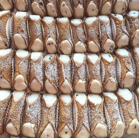 Cannoli Aesthetic, Wedding Cottagecore, Nyc Instagram, Rose Bath, Vanilla Latte, Pretty Food, Vanilla Bean, Aesthetic Food, Sicily