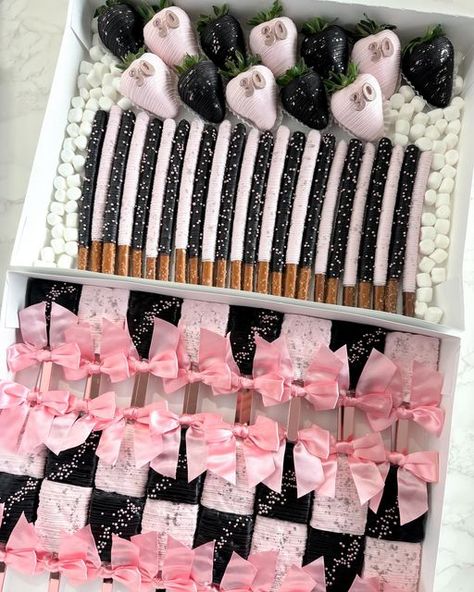 @ediblebykatia on Instagram: "Pink, black & rose gold for this birthday party package 🖤🩷 (party package 2)   Currently booking for April-May through DMs. All info regarding prices and pickup info is located in my highlights for your convenience.   🏷️ #ediblebykatia #chocolatecoveredstrawberries #birthdaystrawberries #pinkstrawberries #blackstrawberries #treattable #partytreats #rosegold #rosegoldstrawberries" Pink And Black Birthday Treats, Black Silver And Pink Birthday Party, Black Party Snacks, Black Party Food Ideas, Pink Birthday Treats, Black And Pink Theme Party, 18th Birthday Party Ideas Pink, Black And Pink Sweet 16, Pink And Black Party Theme