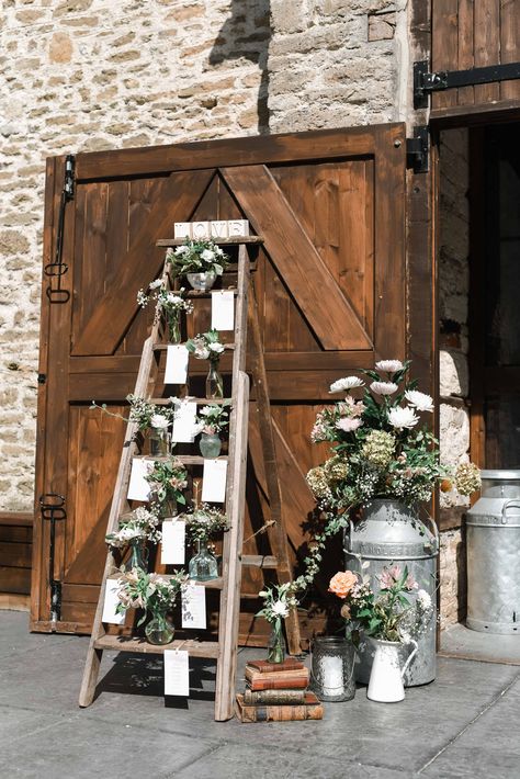 Rustic Wedding Table Plan, Pallet Table Plan Wedding, Wedding Ladders Decoration, Wedding Ladder Display, Ladder Wedding Decoration, Rustic Table Plan Ideas, Wedding Ladder Decor, Rustic Table Plan, Ladder Decor Wedding