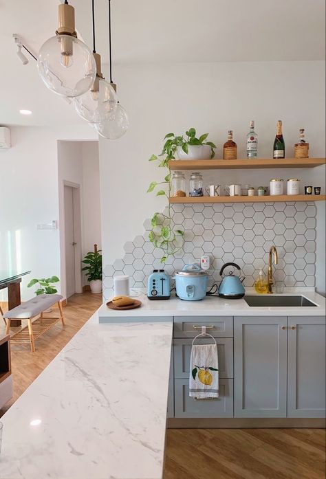 Hexagon Tile Kitchen Wall, Tiles In The Kitchen, Tiles For White Walls, Kitchen Backsplash Ideas Hexagon, Kitchen Tile And Backsplash Ideas, Kitchen With Hexagon Backsplash, Hexagon Tiles Kitchen Backsplash, Kitchen Plain Wall Ideas, White Hexagon Tile Backsplash