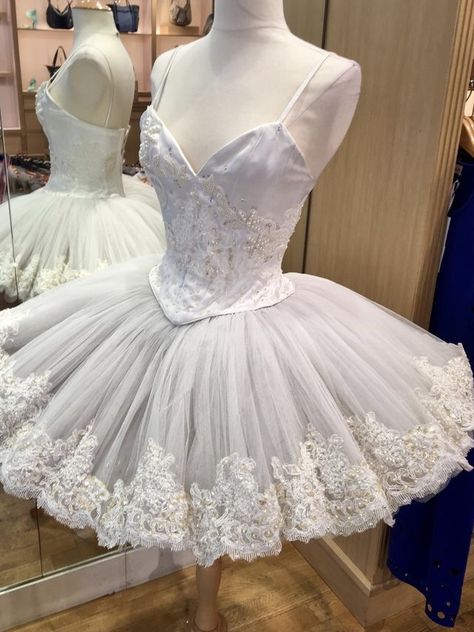 Ballet Inspired Dress, Balletcore Fashion Aesthetic, Ballet Dress Aesthetic, Ballerina Outfit Dancers, Ballet Clothes Aesthetic, Ballet Core Aesthetic Outfits, Ballerina Aesthetic Outfit, Ballet Aesthetic Outfit, Ballet Costumes Tutus