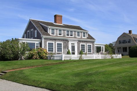 Architectural Basics: Cape Cod Houses (2024) | Today's Homeowner Cape Cod Homes Exterior, Cape Style House, Cape House Exterior, Cape Cod Renovation, Cape Cod Architecture, Seaside Homes, Cape Cod House Exterior, Architecture Traditional, Cape Style Homes