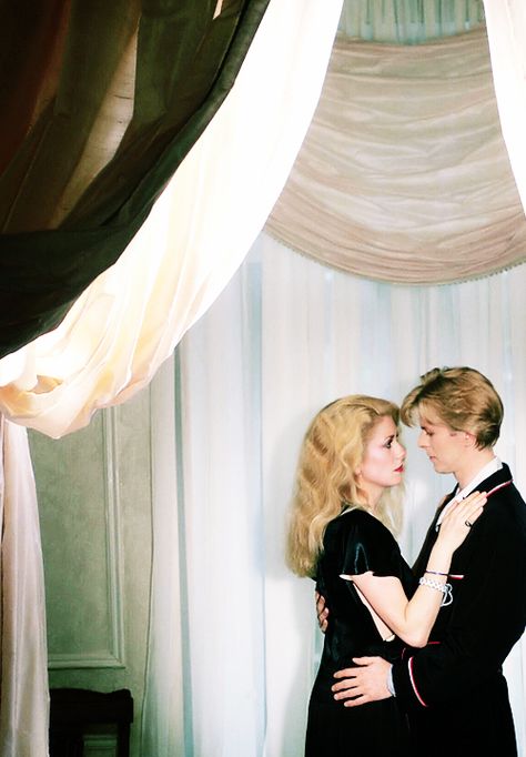 Two of my favorites, Catherine Deneuve and David Bowie in The Hunger (1983) The Hunger 1983, Angela Bowie, Duncan Jones, Tony Scott, Robert Mapplethorpe, Septième Art, Major Tom, Annie Leibovitz, Richard Avedon