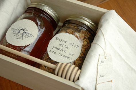 A honey and granola baby shower favor idea. This wooden box and linen packaging is just precious. Wedding Favors And Gifts, Granola Gift, Honey Granola, Honey Jars, Tea Wedding Favors, Honey Wedding Favors, Honey Packaging, Honey Gifts, Edible Wedding Favors