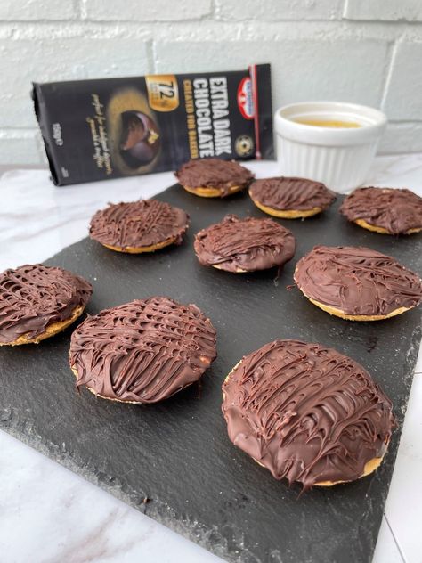 Homemade Jaffa Cakes Homemade Jaffa Cakes, Jaffa Cake Recipe, Jaffa Cakes, Jam Tarts, Jaffa Cake, British Bake Off, British Baking, Muffin Tray, Great British Bake Off