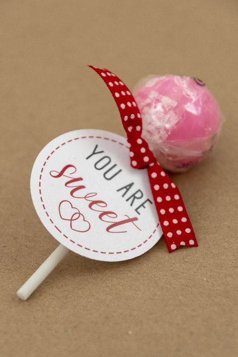 Give everyone in your class lollipop suckers with tags telling them how sweet they are. These are so easy to make with a 2 inch circle punch, and the download is free! Lollipop Printable, Printable Valentines Day Cards, Valentine Messages, Valentines Gift Tags, Class Valentines, Valentine Gifts For Kids, Printable Valentine, Valentine Crafts For Kids, Candy Crafts