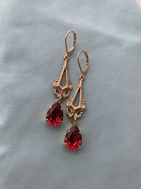 RED Pear Edwardian Earrings in Swarovski Ruby or Scarlet Red Stones on 16k gold plated lever backs Long gold chandelier Edwardian earringsPictures 1-3: SCARLET, Pictures 4-8: RUBY REDI do have some RUBY RED back in stock while supplies last! This listing is for a pair of lovely reproduction Edwardian/Titanic style earrings. Gorgeous gold Edwardian chandeliers with RUBY RED or SCARLET RED Swarovski PEAR stones set in high end gold plated settings, finished with 16k gold plated brass Lever backs - Edwardian Earrings, Earrings Pictures, Red Pear, Pretty Jewelry Necklaces, Headpiece Jewelry, Red Stones, Dragon Jewelry, Warm Red, Red Jewelry