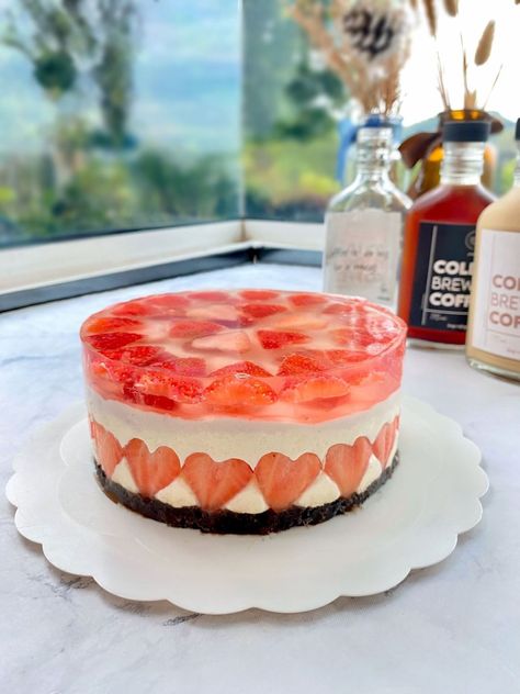 Strawberry Jelly Cake, Jelly Mousse, Strawberry Cake Decorations, Mousse Cake Recipe, Autumn Kitchen, Jelly Desserts, Jello Cake, Cold Cake, Japanese Cake