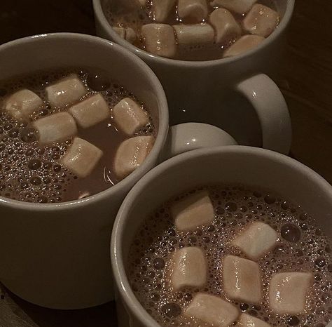 Hot Chocolate And Marshmallows, Kampot, Think Food, Best Seasons, Autumn Cozy, Autumn Aesthetic, Ice Cubes, Christmas Aesthetic, Marshmallows