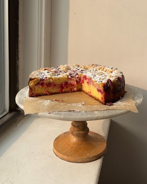 kaffee & kuchen raspberry red currant cake & iced latte, full recipe for the cake here https://redcurrantbakery.com/red-currant-cake-johannisbeer-streuselkuchen/ Red Currant Cake, Currant Cake, Red Currant, Raspberry Red, Iced Latte, Raspberry, Dessert, Cafe, Cake