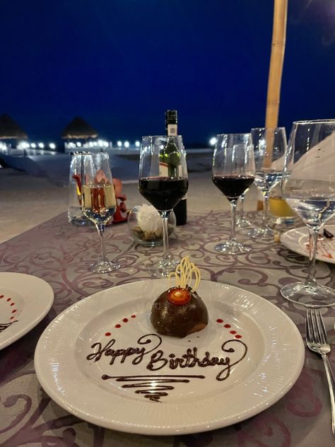 Birthday In Italy Aesthetic, Bahamas Birthday Trip, Vacation Birthday Ideas, Birthday Vacation Aesthetic, Birthday Beach Aesthetic, 25th Birthday Trip Ideas, Birthday In Hawaii, Birthday Trip Aesthetic, Beach Dinner Aesthetic