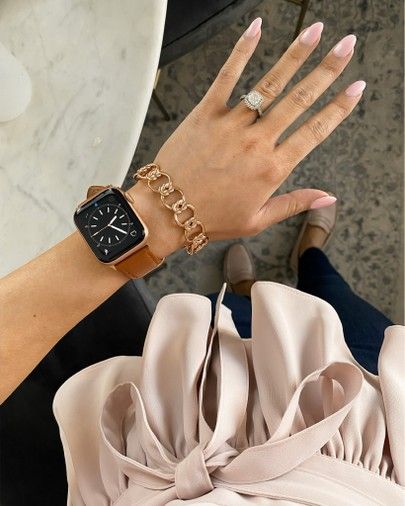 Ladies Apple Watch, Womens Apple Watch, Women Apple Watch, Apple Watch Fashion Women, Classy Apple Watch Bands, Fancy Apple Watch Bands, Black Apple Watch Style Women, Apple Watch With Bracelets Women, Rose Gold Apple Watch Band Ideas