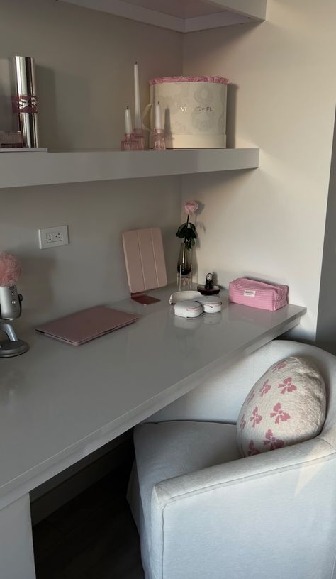 Modern Girly Room, Desk Shelves Decor, Girly Desk Ideas, Pink Uni Room Aesthetic, Cleaning My Room Aesthetic, Girly Clean Aesthetic, White And Pink Room Aesthetic, Clean Girl Desk, Study Desk Inspiration