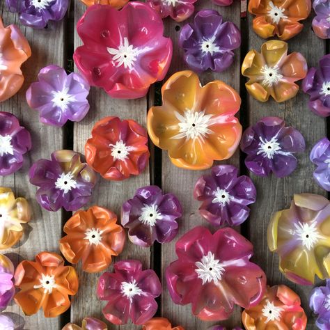 Plastik Recycling, Water Bottle Flowers, Bottle Flowers, Water Bottle Crafts, Reuse Plastic Bottles, Plastic Bottle Art, Plastic Bottle Flowers, Diy Bottle Crafts, Beautiful Water