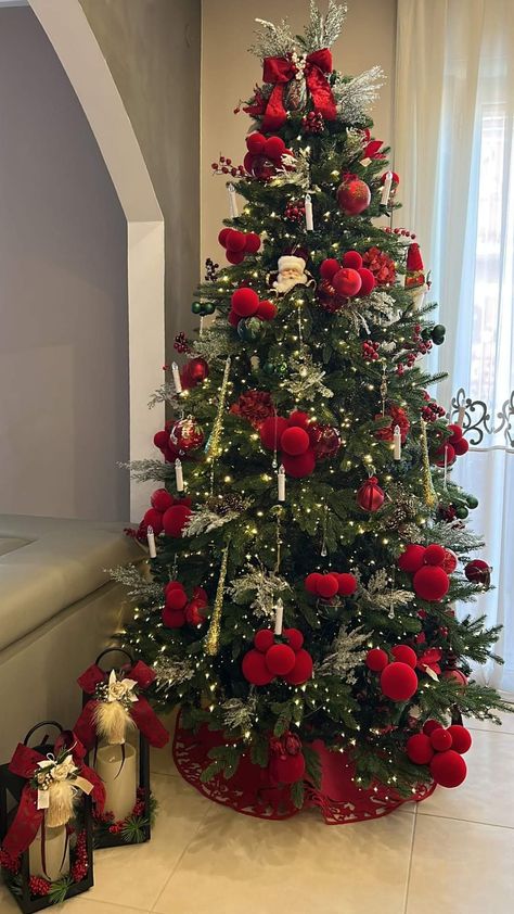 Roses On Christmas Tree, Classic Red Christmas Tree, Christmas Tree Inspo Decorating Ideas, Traditional Christmas Decorations Tree, Real Christmas Tree Ideas, Christmas Tree Ideas 2024 Trends, Roses Christmas Tree, Christmas Tree Inspiration Modern, Christmas Tree Ideas Red