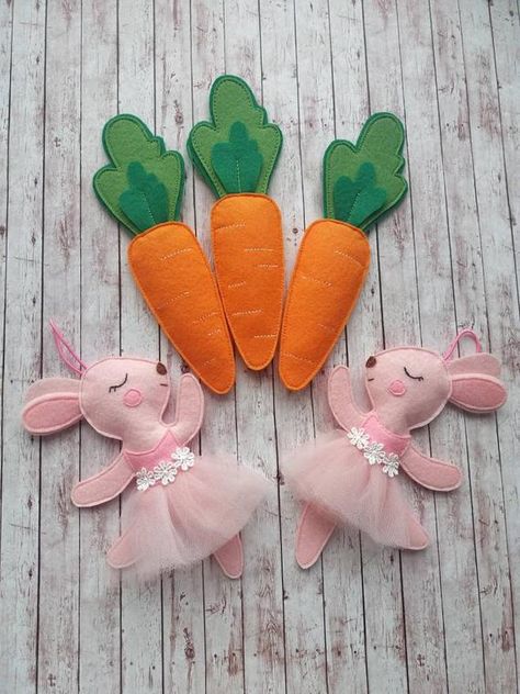 Check out this item in my Etsy shop https://www.etsy.com/listing/784816199/easter-carrot-garland-felt-bunny-garland Picture Garland, Heart Wedding Decorations, Bunny Garland, Ballerina Decor, Novelty Gifts For Men, Easter Garland, Easter Carrots, Birthday Gift Ring, Felt Bunny