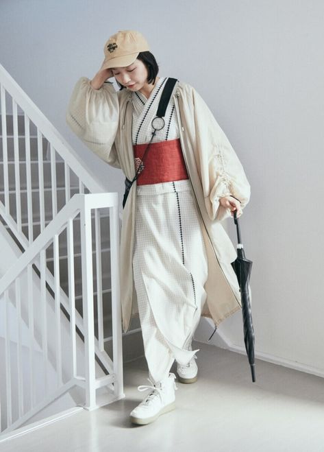 Japanese Modern Kimono, Kimono Outfit Japanese Modern, Haori Outfit, Japanese Kimono Street Style, Vintage Kimono Street Style, Traditional Japanese Kimono Aesthetic, Modern Kimono Fashion, Kimono Street Style, Kimono Modern