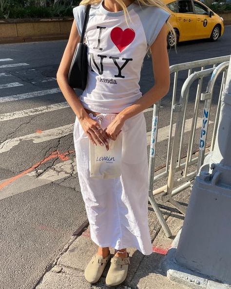 White Birkenstock Outfit, New York Baby Tee, Causal Summer Outfits, Tshirt Outfit Summer, Boston Outfits, White Skirt Outfits, Nyc Shirt, New York Outfit, Birkenstock Outfit