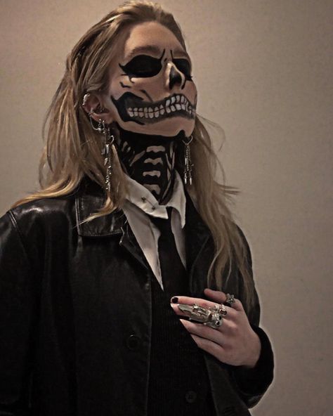 Skeleton Mask Costume, Cool Skeleton Costume, Cute Skeleton Halloween Costumes, Skeleton Goth Makeup, Elegant Halloween Makeup, Halloween Character Makeup Ideas, Halloween Full Face Makeup, Halloween Inspo Makeup, Halloween Makeup Unique