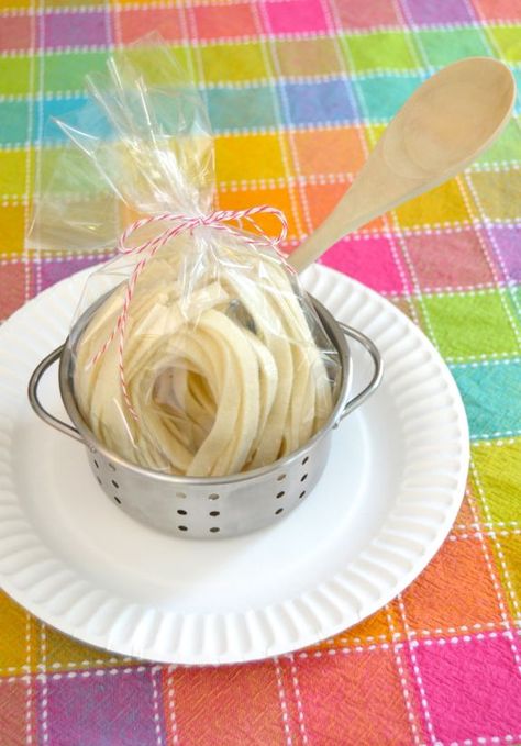 How to Make Your Own Felt Pasta (Italy) -- part of the Kids' Culinary Passport series to cook and craft your way around the world. Felt Pasta, Pasta Italy, Felt Craft Projects, Real Foods, Kids Play Kitchen, Felt Play Food, Pretend Food, Food Patterns, Explore Italy