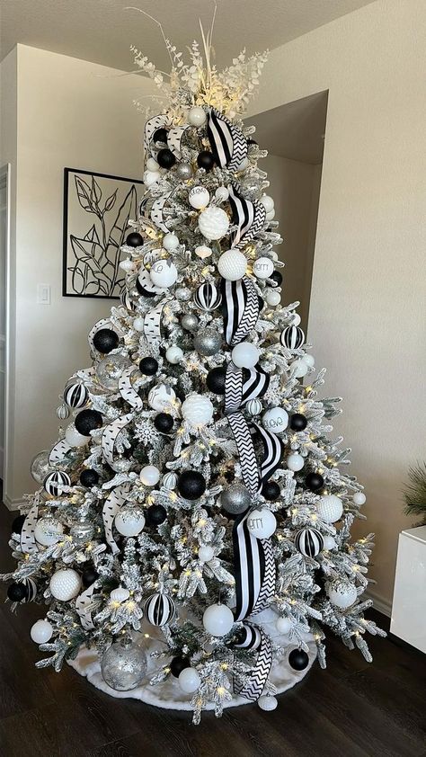 Black White Christmas Tree, Black Christmas Tree Decorations, Glam Christmas Tree, Blue Christmas Tree Decorations, Black Christmas Decorations, Elegant Christmas Tree Decorations, Christmas Hand Painted, Christmas Tree Inspo, White Christmas Tree Decorations