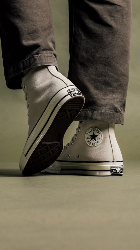 Converse Shoes Men Outfit, Men Converse Shoes, Converse Shoes Photography, Aesthetic Mens Shoes, Shoe Photography Aesthetic, Converse Shoes Wallpaper, Converse Style Mens, Male Converse, Converse Reference