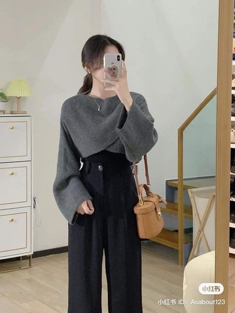 Korean Outfits With Pants, Black And Gray Outfits Aesthetic, Alfits Ideas Womens Fashion, Ootd Dark Grey, Korean Chic Fashion, Pretty Style Outfit, Basic Feminine Outfits, Korean Girl Outfits Street Style, Monsoon Outfits For Women