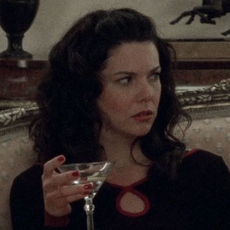 Lorelei Gilmore, Lauren Graham, Lorelai Gilmore, Rory Gilmore, Gilmore Girls, Girl Icons, Best Shows Ever, Martini, Movies And Tv Shows